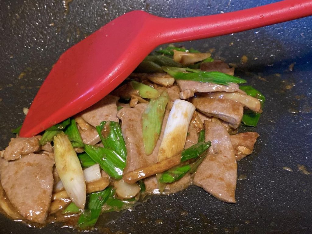Final Toss: Stir-fry everything together for another 60 seconds. Taste a piece of the green garlic or a small edge of the liver—if it needs a bit more savory punch, add an extra splash of light soy sauce now.