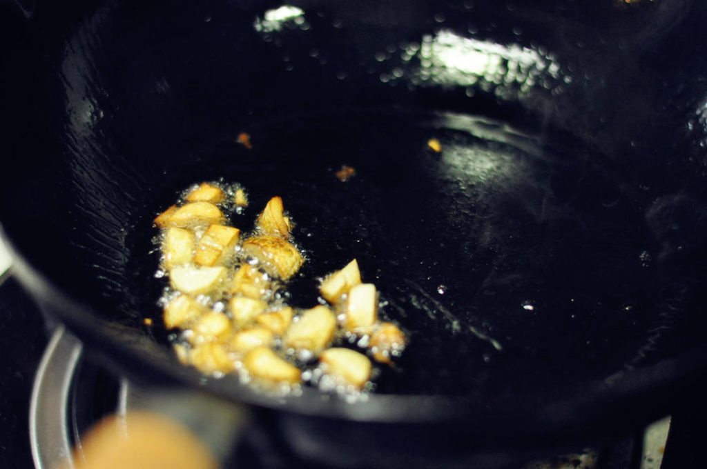 Sauté the Aromatics In a wok or deep pot, heat 1 tablespoon of cooking oil over medium heat. Add the chopped garlic and sauté until fragrant (about 30 seconds).