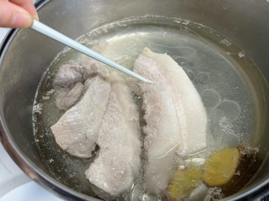Boil the Meat Bring the pot to a boil over high heat. Skim off any scum that floats to the surface. Turn the heat down to low, cover, and simmer for about 25 minutes.