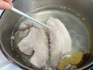 Boil the Meat Bring the pot to a boil over high heat. Skim off any scum that floats to the surface. Turn the heat down to low, cover, and simmer for about 25 minutes.