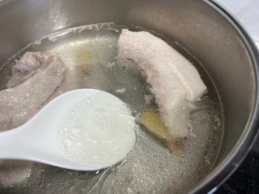 Boil the Meat Bring the pot to a boil over high heat. Skim off any scum that floats to the surface. Turn the heat down to low, cover, and simmer for about 25 minutes.