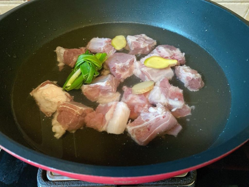 Blanch the Ribs (5–7 minutes): Place the pork ribs into a pot of cold water. Add 1 tablespoon of Shaoxing wine, 2 slices of ginger, and 1 scallion knot. Bring to a boil over medium-high heat. Skim off the foam and let it boil for 2 minutes. Remove the ribs and rinse them clean with hot water.
