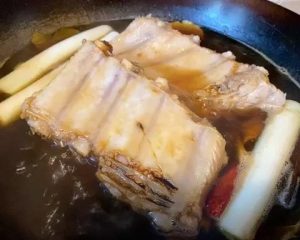 Assemble the Braise: Place the marinated ribs on top of the scallion bed. Pour in the 100g Shaoxing wine, remaining 3 slices of ginger, 1 dried chili, cassia bark, bay leaves, 30g light soy sauce, 10g dark soy sauce, and 30g rock sugar.