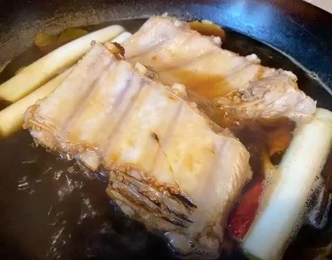 Assemble the Braise: Place the marinated ribs on top of the scallion bed. Pour in the 100g Shaoxing wine, remaining 3 slices of ginger, 1 dried chili, cassia bark, bay leaves, 30g light soy sauce, 10g dark soy sauce, and 30g rock sugar.