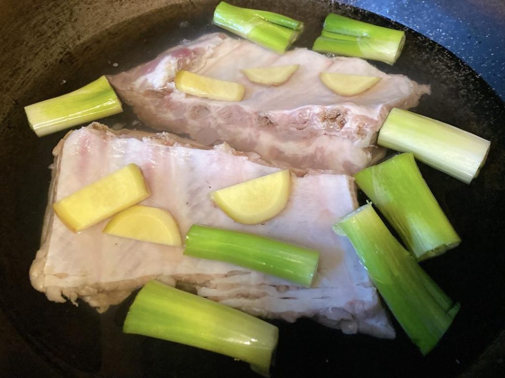 Blanch the Ribs: Place the large rib pieces into a pot of cold water. Add 1 tablespoon of Shaoxing wine, 2 slices of ginger, and 1 scallion (tied into a knot). Bring to a boil over medium-high heat and let it actively boil for 2 minutes to draw out impurities.