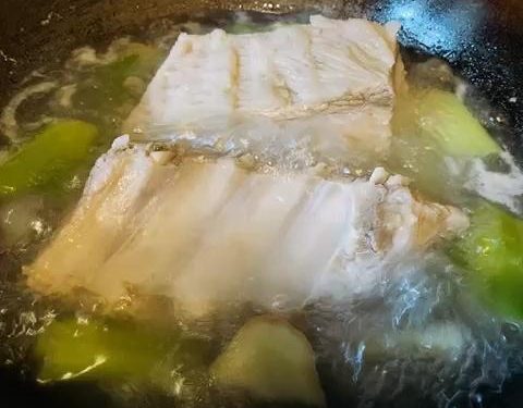 Blanch the Ribs: Place the large rib pieces into a pot of cold water. Add 1 tablespoon of Shaoxing wine, 2 slices of ginger, and 1 scallion (tied into a knot). Bring to a boil over medium-high heat and let it actively boil for 2 minutes to draw out impurities.
