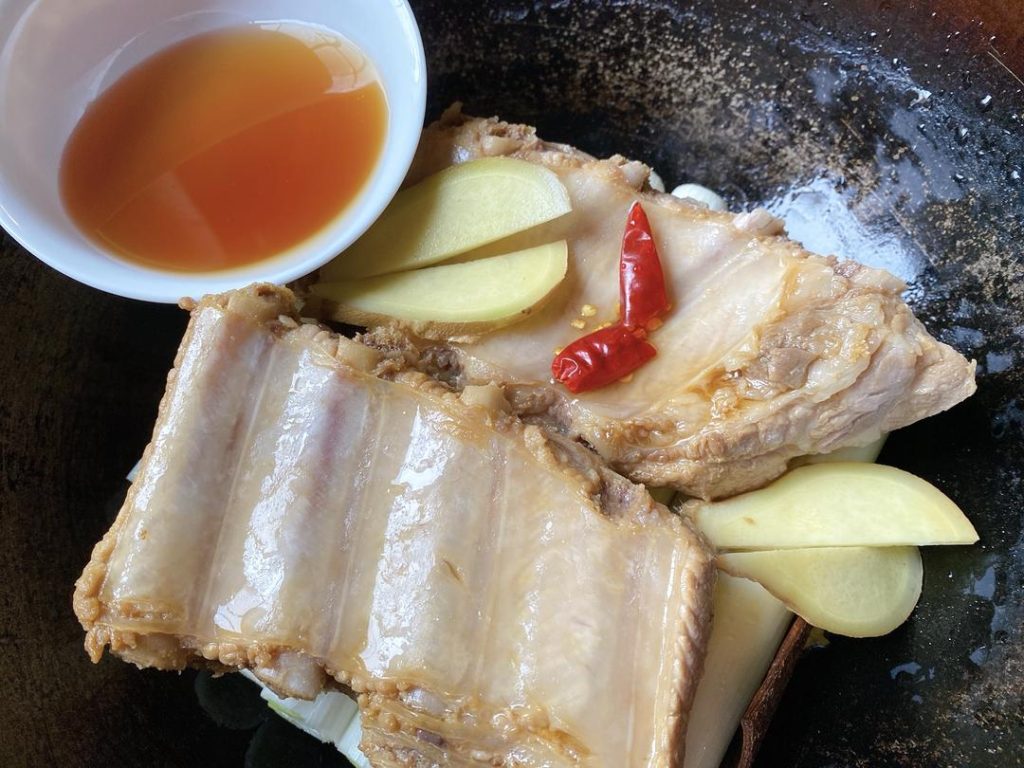 Assemble the Braise: Place the marinated ribs on top of the scallion bed. Pour in the 100g Shaoxing wine, remaining 3 slices of ginger, 1 dried chili, cassia bark, bay leaves, 30g light soy sauce, 10g dark soy sauce, and 30g rock sugar.