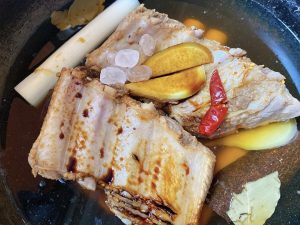Assemble the Braise: Place the marinated ribs on top of the scallion bed. Pour in the 100g Shaoxing wine, remaining 3 slices of ginger, 1 dried chili, cassia bark, bay leaves, 30g light soy sauce, 10g dark soy sauce, and 30g rock sugar.