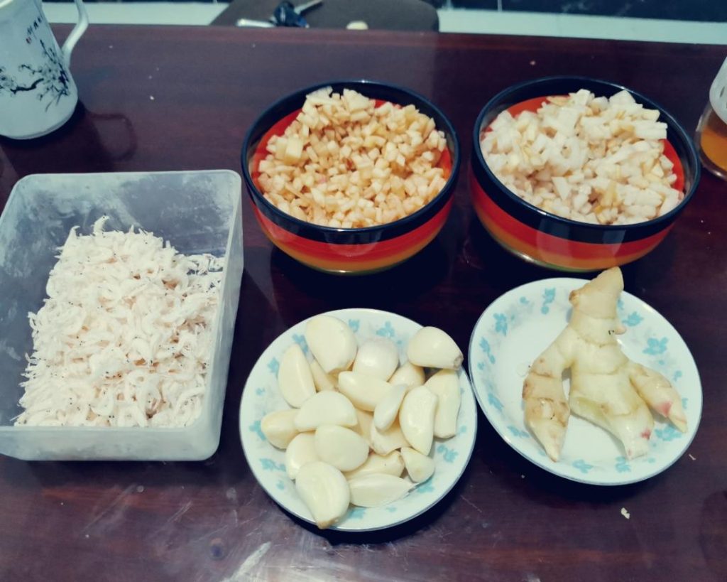 Blend the Base: Roughly chop the apple, pear, ginger, onion, garlic, and dried shrimp. Place them in a blender with 200ml of filtered water. Blend until it forms a smooth, thick puree.