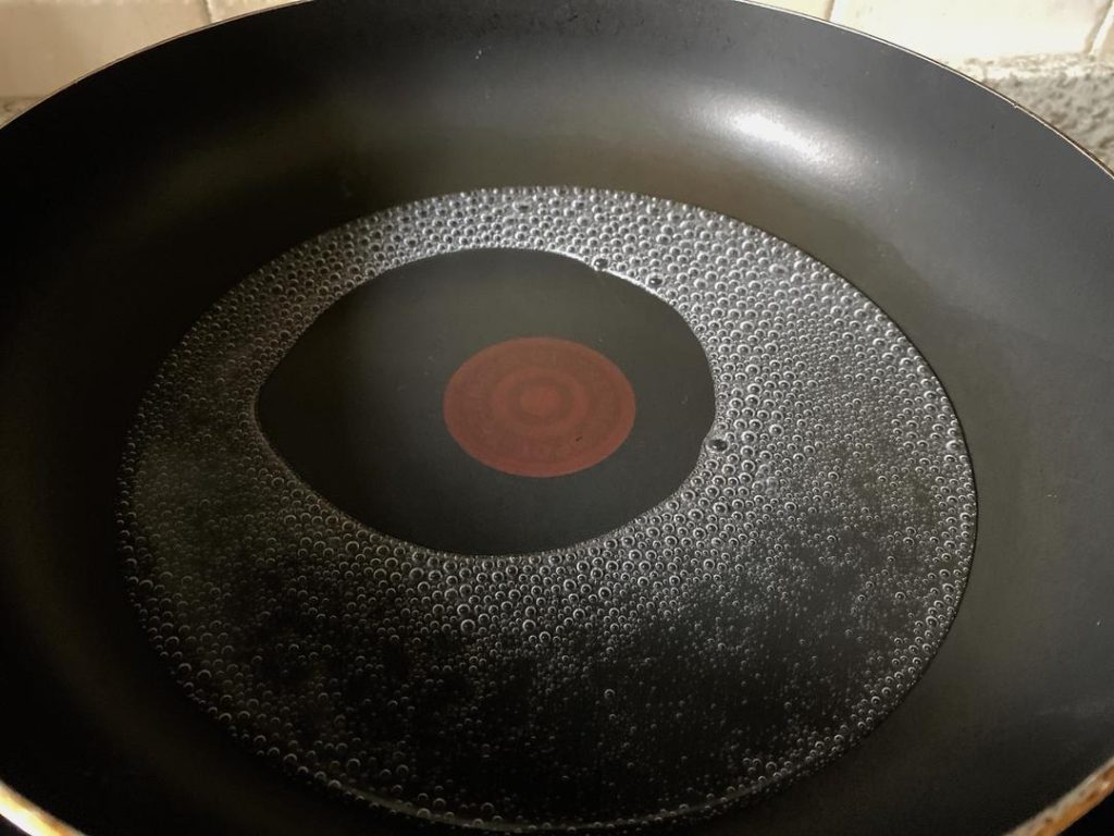 Cook the Flour Paste: Once the water is boiling, turn the heat down to the lowest setting. Gradually sprinkle in the 16 g of glutinous rice flour in small increments, stirring constantly with a spatula.