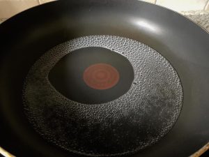 Cook the Flour Paste: Once the water is boiling, turn the heat down to the lowest setting. Gradually sprinkle in the 16 g of glutinous rice flour in small increments, stirring constantly with a spatula.