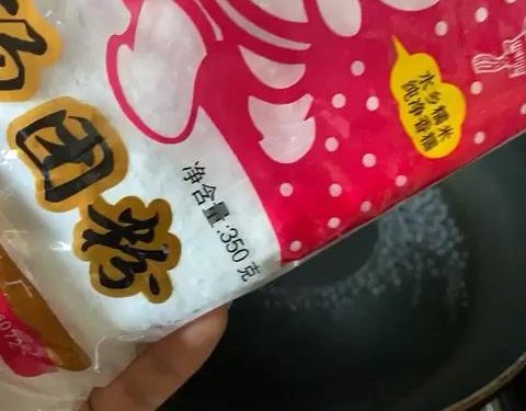 Cook the Flour Paste: Once the water is boiling, turn the heat down to the lowest setting. Gradually sprinkle in the 16 g of glutinous rice flour in small increments, stirring constantly with a spatula.