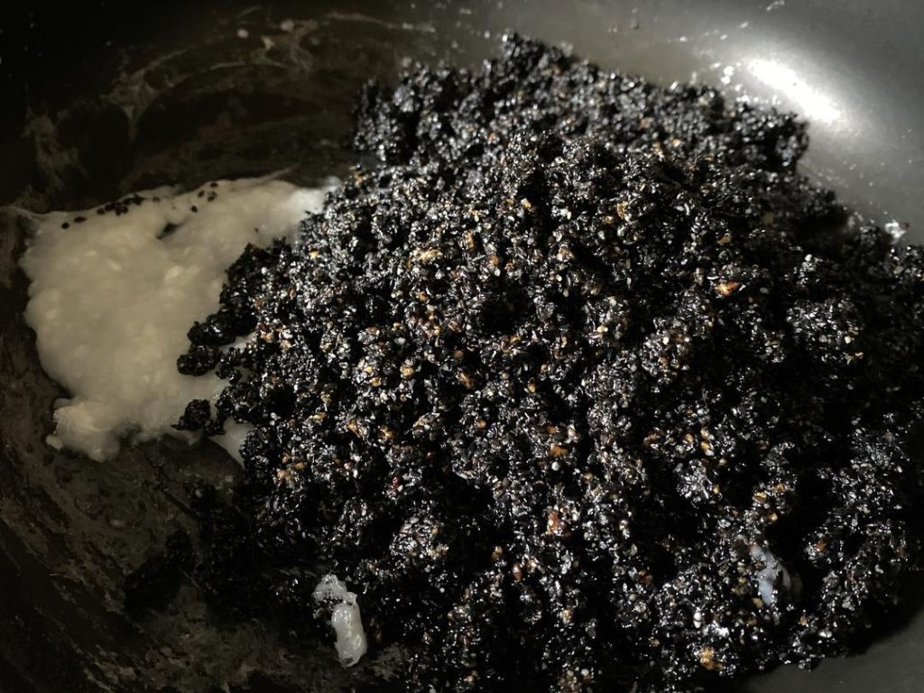 Incorporate the Filling: Continue stirring the flour mixture over low heat until it forms a thick, translucent paste. Pour the reserved sesame and walnut mixture directly into the saucepan.