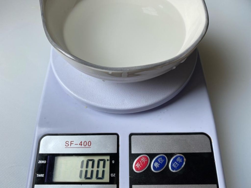 Cook the Flour Paste: Once the water is boiling, turn the heat down to the lowest setting. Gradually sprinkle in the 16 g of glutinous rice flour in small increments, stirring constantly with a spatula.