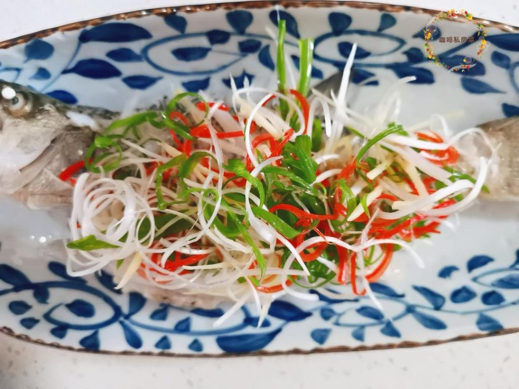 Drain the "four silks" and pile them neatly along the spine of the fish.