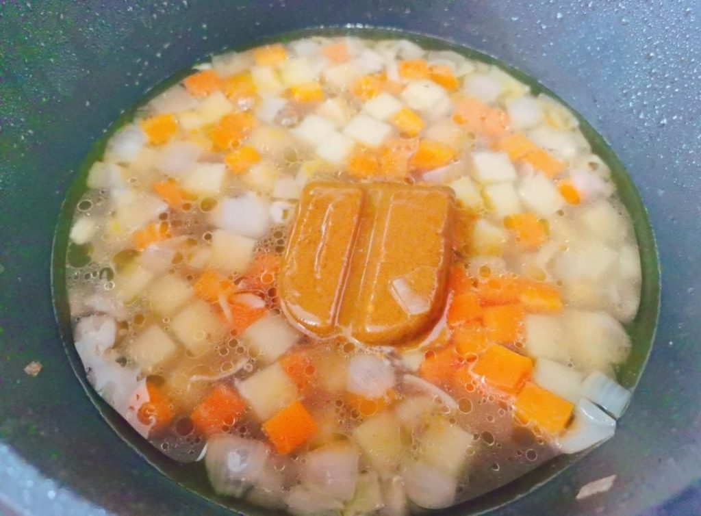 Turn the heat to low. Add the 50g of curry roux cubes.