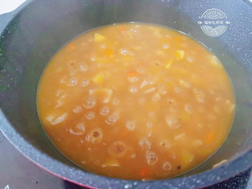 Turn the heat to low. Add the 50g of curry roux cubes.