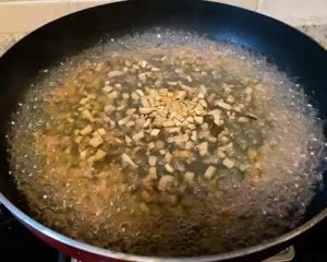 Build the Broth (1–2 Minutes)