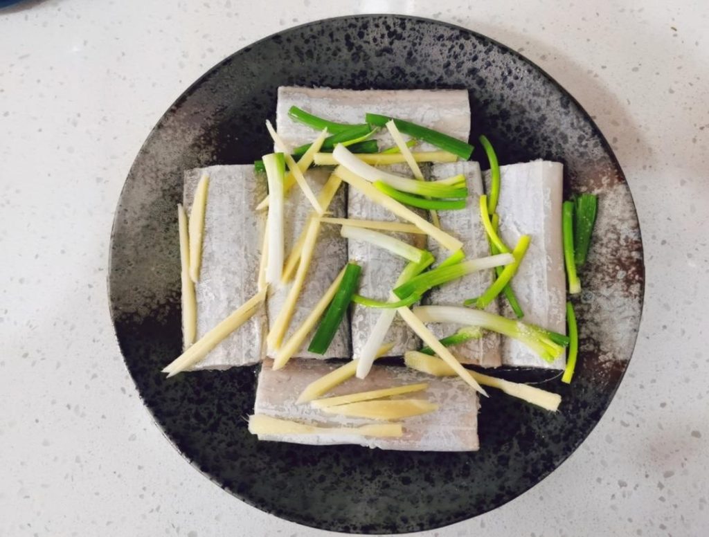 Marinate: In a bowl, combine the fish segments, thick scallion sections, thick ginger matchsticks, salt, and Shaoxing Wine. Toss gently and let marinate for 20 minutes.