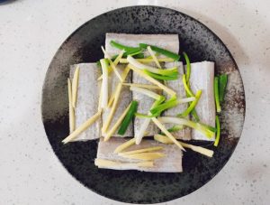 Marinate: In a bowl, combine the fish segments, thick scallion sections, thick ginger matchsticks, salt, and Shaoxing Wine. Toss gently and let marinate for 20 minutes.