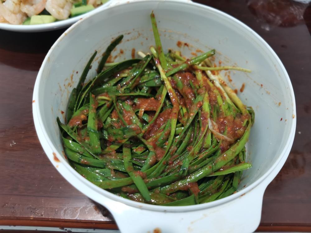 Garlic Chives or Garlic Sprouts: Skip the 1-hour salt soak. Just wash, dry thoroughly, coat with the chili paste, and they only need 1 day in the fridge before they are ready to eat!