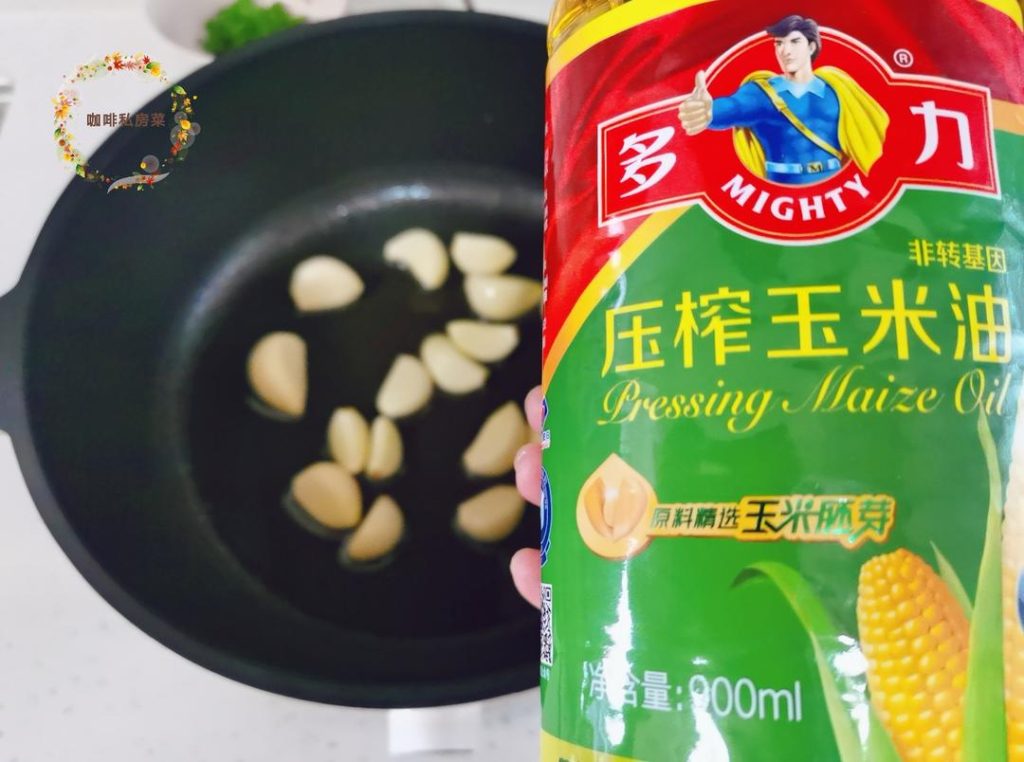 Infuse the Oil: Heat your wok over low heat and add the oil. Toss in the whole garlic cloves.
