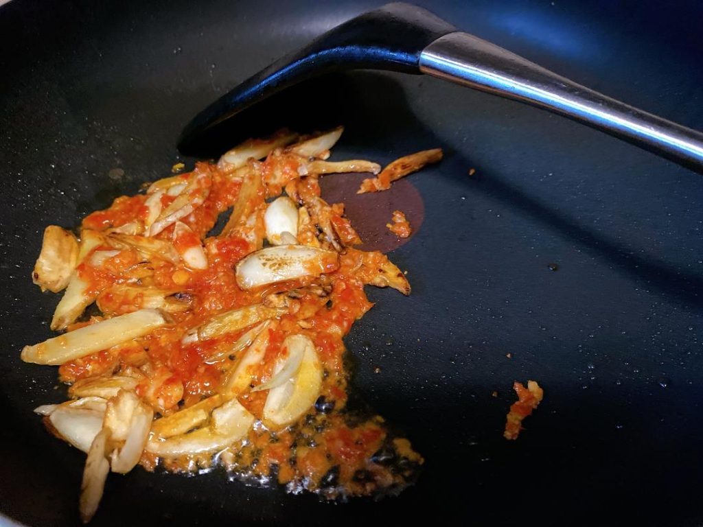 Aromatics & Broth: In the same wok, add a little more oil and stir-fry the ginger and garlic slices until fragrant (about 30 seconds). Add the mild garlic sauce and the pickled mustard greens. Stir-fry for 1 minute to release the tangy flavors.