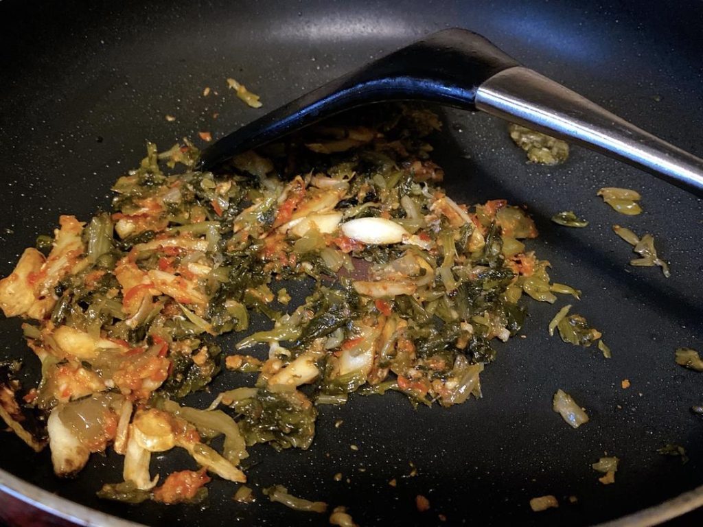 Aromatics & Broth: In the same wok, add a little more oil and stir-fry the ginger and garlic slices until fragrant (about 30 seconds). Add the mild garlic sauce and the pickled mustard greens. Stir-fry for 1 minute to release the tangy flavors.