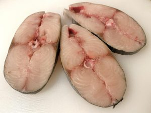 Wash and Dry: Thoroughly wash any residual blood from the fish slices (blood is the primary source of fishy smells). Pat the fish completely dry with paper towels so the marinade can adhere properly.