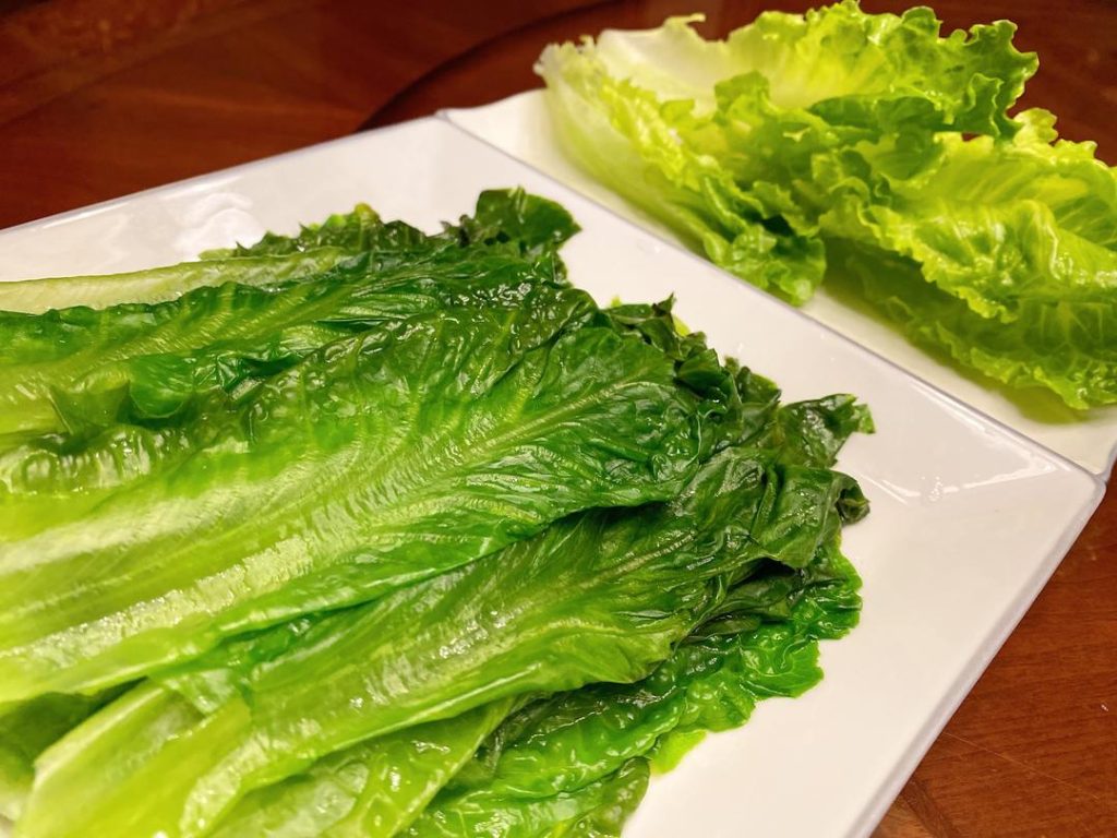 Clean the Greens: Wash the lettuce thoroughly. Because lettuce grows close to the soil, I personally prefer to briefly blanch the leaves in boiling water with a drop of oil and a pinch of salt to maintain their vibrant green color and ensure they are perfectly clean.
