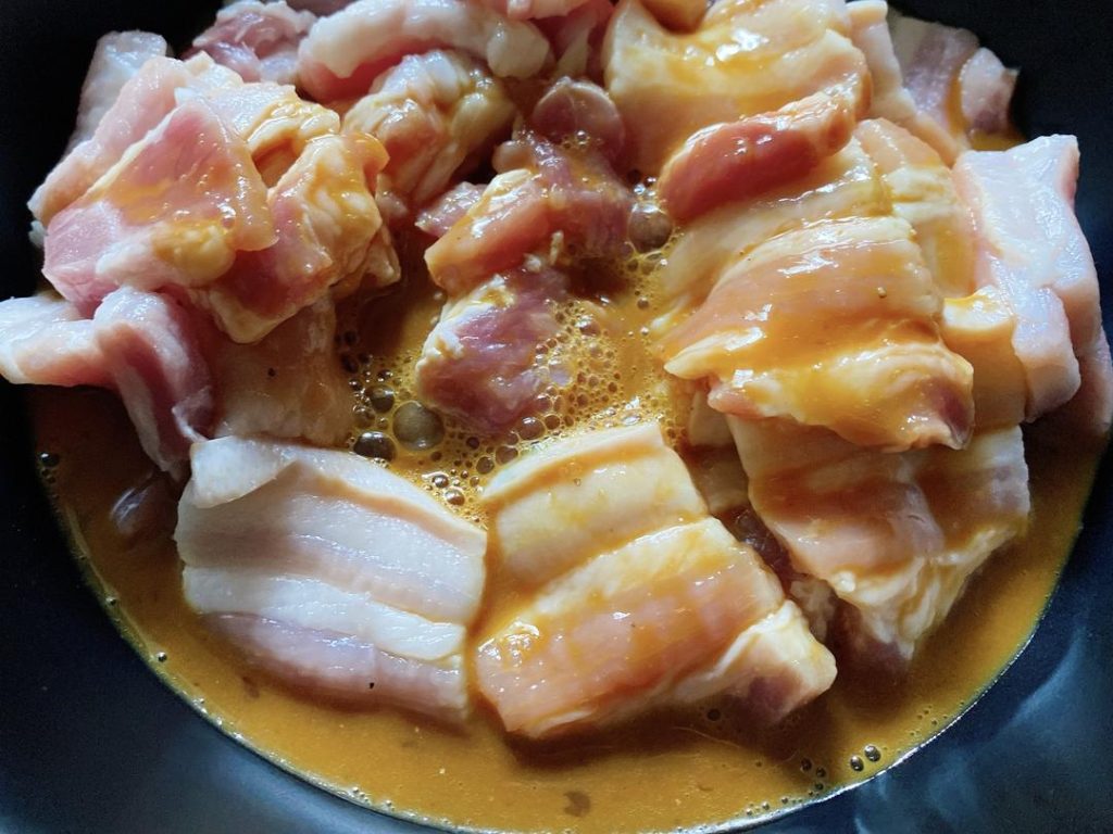 Add the thinly sliced pork to the bowl. Use a pair of chopsticks to stir the meat continuously in one direction for about 2 minutes.