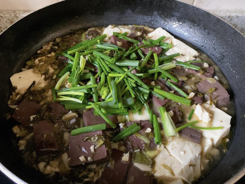 For Method 1: Toss in the remaining scallion greens or chive leaves. Swirl the wok gently to combine, and it's ready to serve!