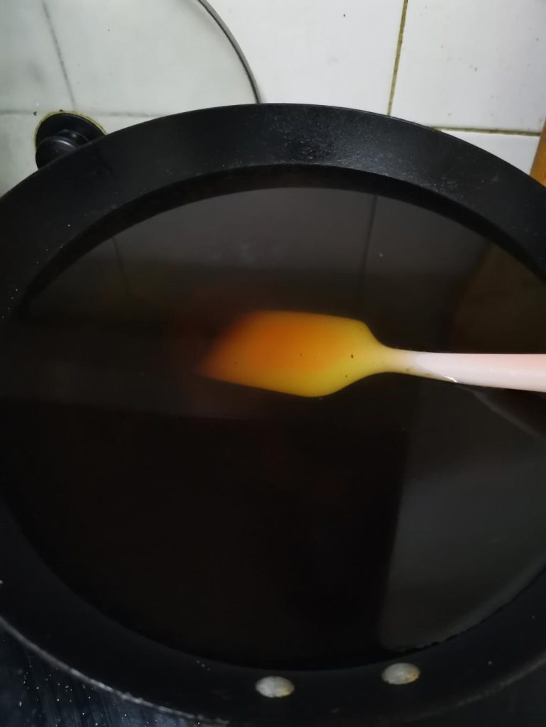 Add the water: Once the sugar has melted and turned a deep amber color, very carefully pour in the 2500ml of warm water.
