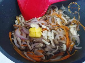 Aromatics: Toss in the chopped garlic and a tiny bit more butter if the pan looks dry. The garlic adds a deep "restaurant-style" fragrance.
