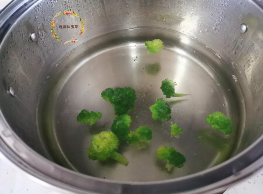 Blanch Broccoli: Boil water with a pinch of salt and oil. Blanch broccoli for 2 minutes, drain, and mince.