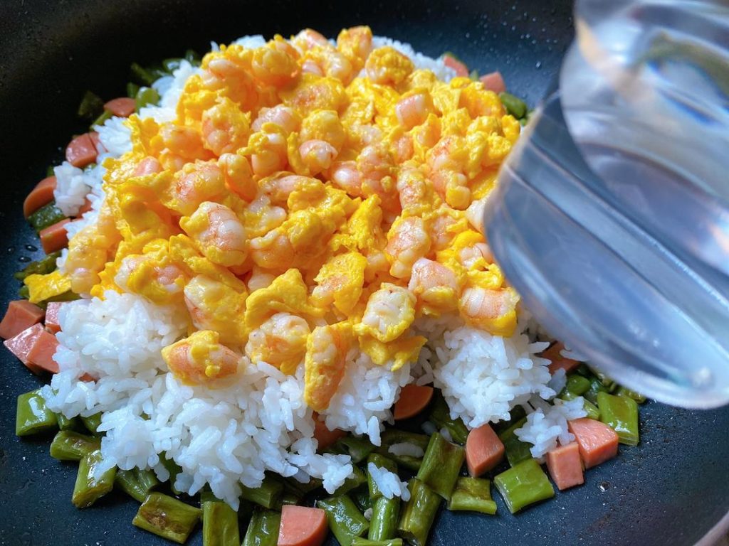 Steam to Soften
Pour roughly 3 tablespoons (50g/50ml) of water around the inner edges of the wok. Cover immediately with a lid. Let it simmer over medium-low heat for 3 to 4 minutes.