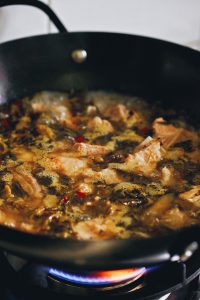 Pour in enough boiling water to cover the ribs by about 0.8 inches (2 cm). Add the remaining ginger slices.