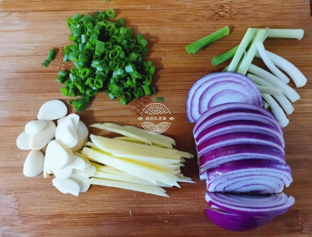 Aromatic Prep: Slice your onions, ginger, garlic, and scallions. Having these ready ensures the layering process is quick.