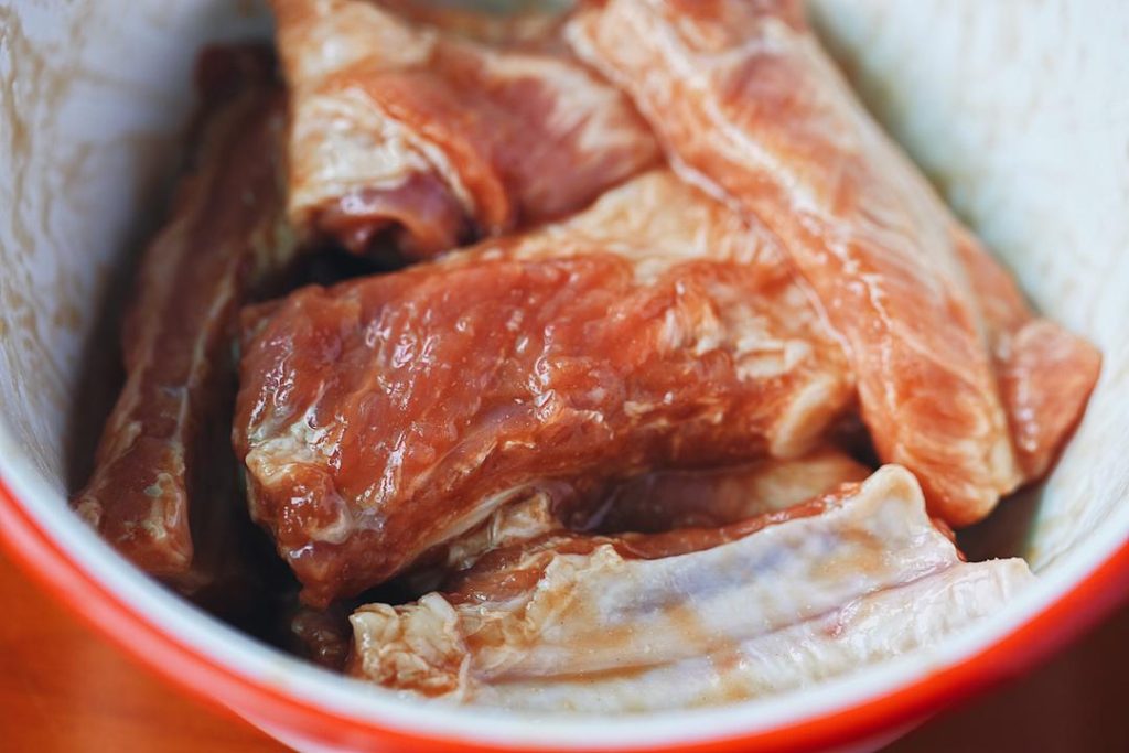 After drying the soaked ribs, mix them with the cornstarch, Shaoxing wine, oyster sauce, and light soy sauce. Let them sit for 30 minutes.