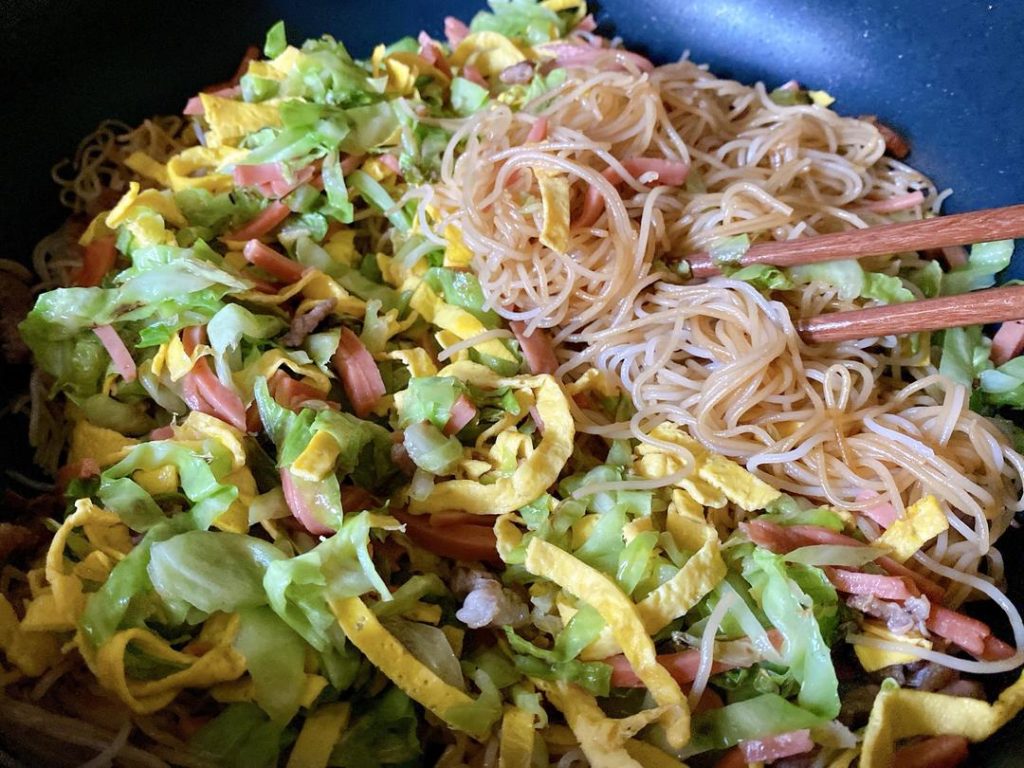 Pour the prepared seasoning sauce evenly over the noodles.