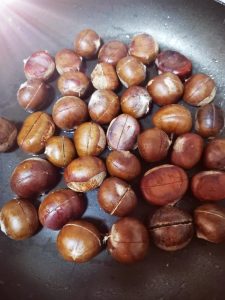 Arrange the Chestnuts: Place the scored chestnuts into your pan in a single layer.
