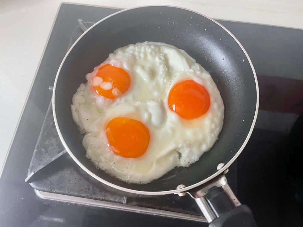 Fry the Eggs (1–2 minutes)