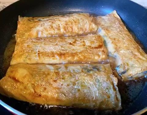 Braise: Pour the remaining braising liquid into the pan with the rolls. Add a splash of extra water if needed. Bring to a boil, then reduce the heat to low.