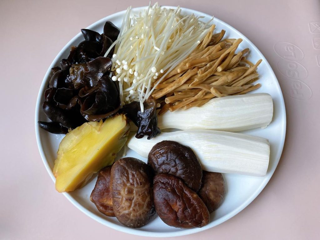 Rehydrate: Soak the dried wood ear mushrooms, dried shiitake mushrooms, and dried lily flowers in warm water for about 30 minutes until fully softened.