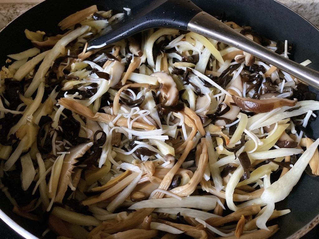 Sauté the Filling: Heat 1 tablespoon of oil in a wok over medium-high heat. Add the minced garlic and sauté until fragrant (about 30 seconds). Add the drained vegetables and stir-fry.