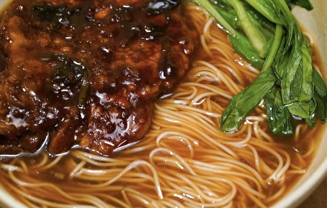 Scallion Braised Pork Chop Noodles