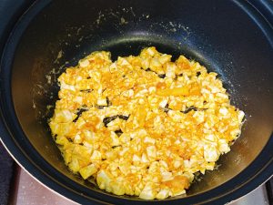 Frying salted egg yolks until sandy and foaming