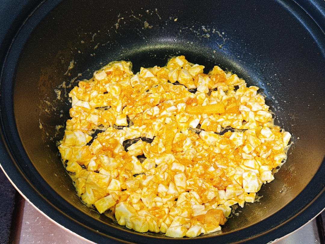 Frying salted egg yolks until sandy and foaming