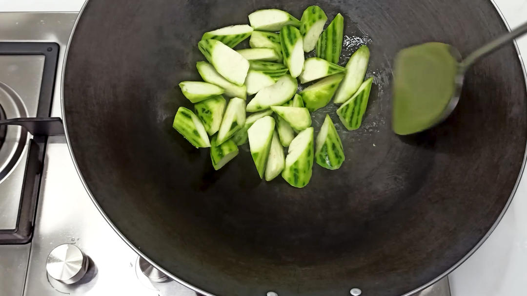 Step 3: Stir-Fry the Luffa