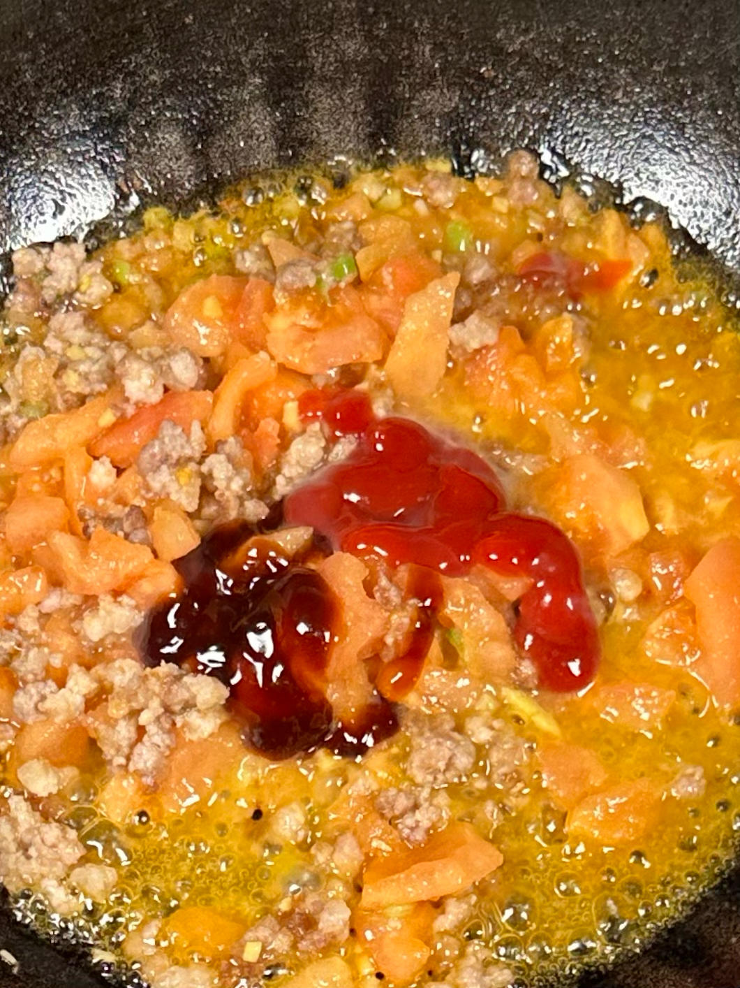 Seasoning the sauce with ketchup soy sauce and oyster sauce